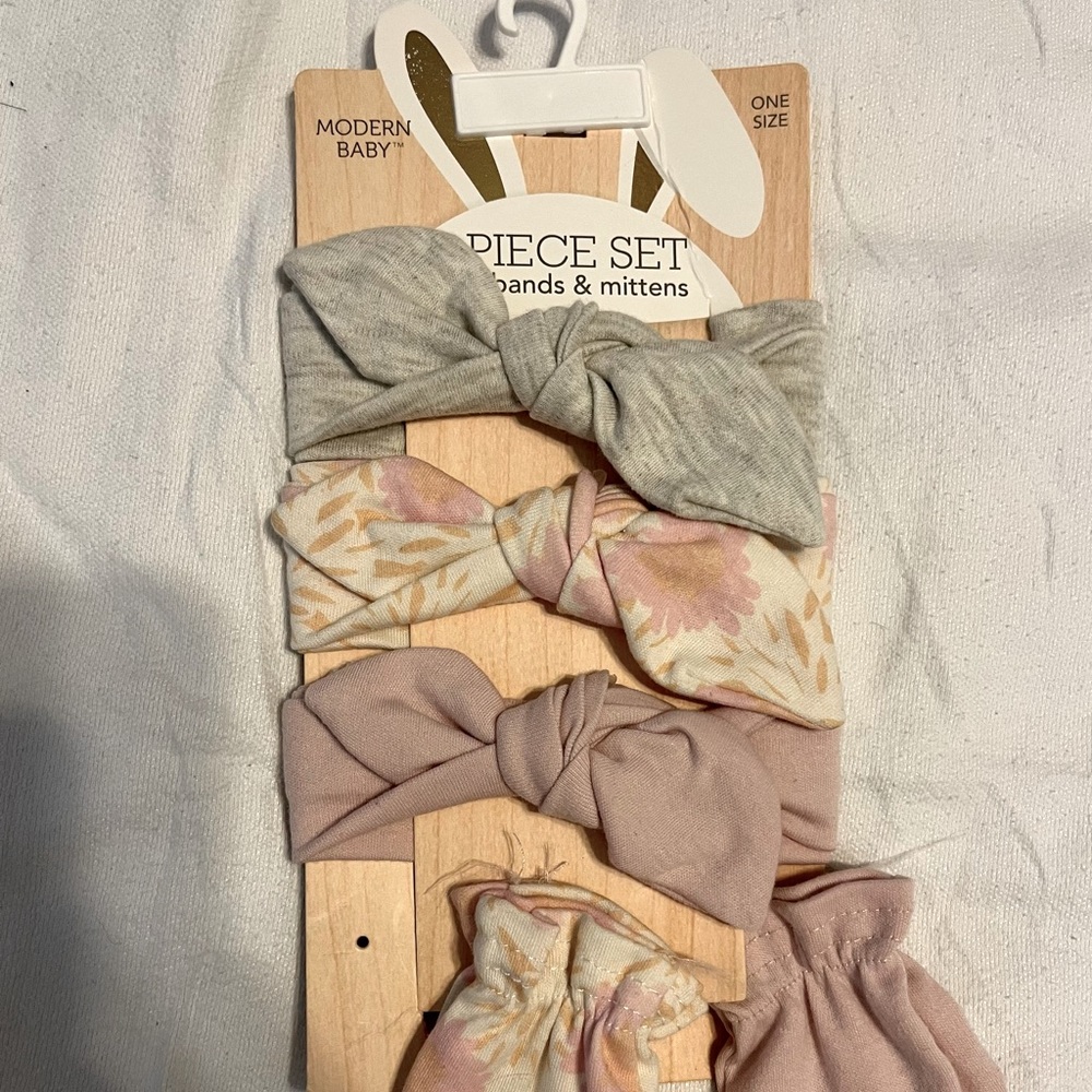 NWT Newborn Headbad&Mitten Set